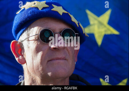 Ritrasmesso per correggere i fotografi BYLINE DA JONATHAN BRADY PER KIRSTY O'Connor un arresto Brexit segno si riflette in un uomo di bicchieri come egli indossa un berretto con i colori della bandiera dell'Unione europea al di fuori della sede del parlamento di Londra. Foto Stock