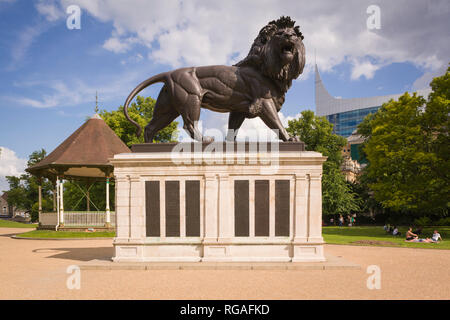 Il Maiwand Lion, comunemente noto come The Forbury Lion, un memoriale per quelli persi nella Seconda Guerra Anglo-Afghan Reading, Berkshire Foto Stock