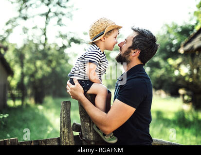 Padre e figlio di trascorrere del tempo insieme all'aperto Foto Stock