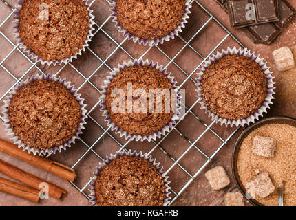Muffin al cioccolato con lo zucchero di canna e cannella close-up. Messa a fuoco selettiva Foto Stock