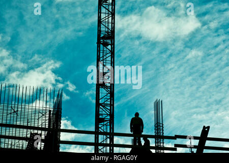 construction workers working at the construction of a multi-story building Foto Stock