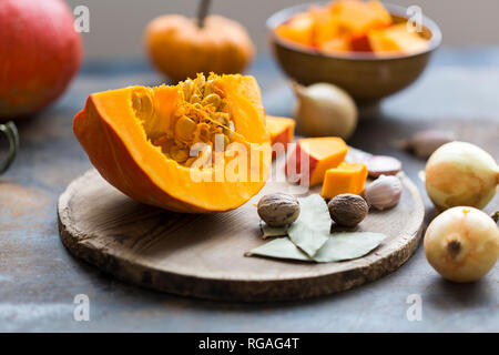 Gli ingredienti della zuppa di zucca Foto Stock