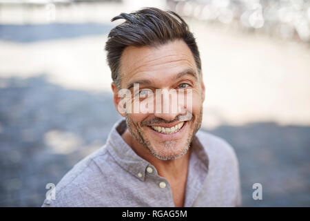 Ritratto di ridere uomo maturo con la stoppia Foto Stock
