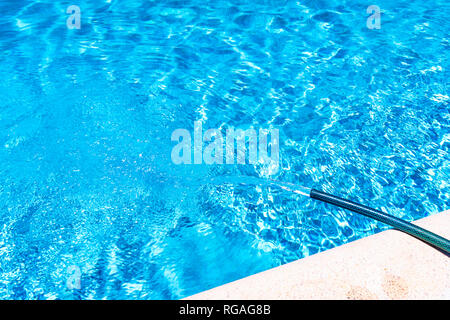 Spagna, Andalucía, Málaga, Mondrón, piscina vengono riempiti dal tubo flessibile Foto Stock