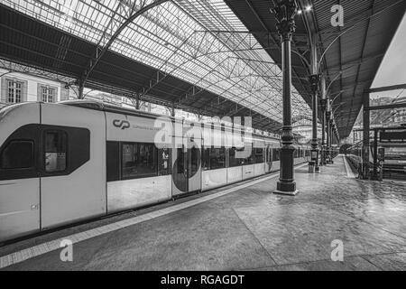 Sala del San Bento stazione ferroviaria decorata con piastrelle blu, un conto della storia del Portogallo nella città di Porto Foto Stock