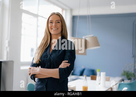 Ritratto di sorridente giovane imprenditrice in office Foto Stock