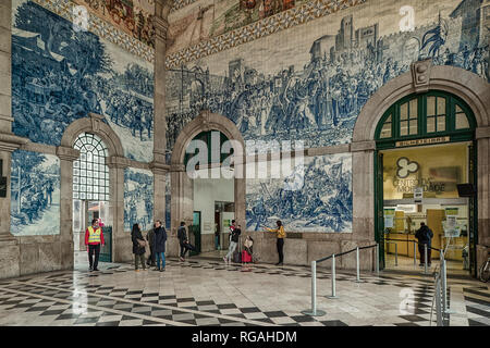 Sala del San Bento stazione ferroviaria decorata con piastrelle blu, un conto della storia del Portogallo nella città di Porto Foto Stock