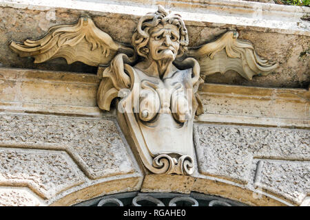 Molto brutto e vecchio angelo scultura su una casa europea, proteggendo le ricche proprietà. Molto rinomata tradizione per mettere i guardiani sulle case Foto Stock