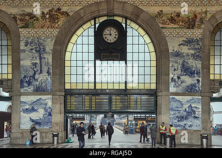 Sala del San Bento stazione ferroviaria decorata con piastrelle blu, un conto della storia del Portogallo nella città di Porto Foto Stock