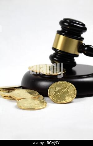 Golden bitcoins e giudice martello su sfondo bianco Foto Stock