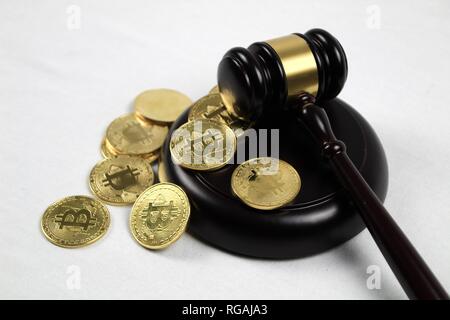 Golden bitcoins e giudice martello su sfondo bianco Foto Stock