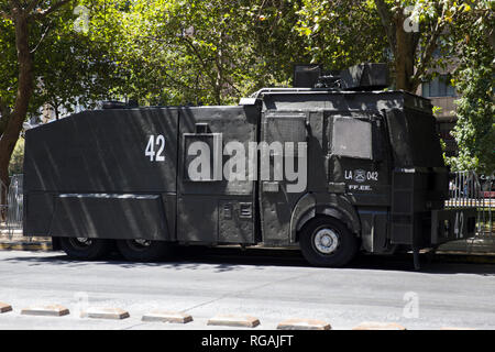 Cannone ad acqua carrello Mercedes-Benz Rosenbauer propulsion-12200 Guanaco di Carabiniers sulla strada di Santiago de Chile Foto Stock