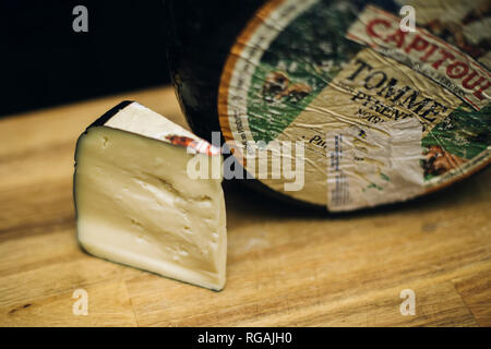 Belgrado, Serbia - Novembre 22, 2018: Dettaglio di Tomme Des Pyrenees formaggio a Belgrado in Serbia. Tomme Des Pyrenees è un rustico francese di formaggio, generalmente c Foto Stock