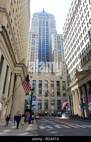 Il punto di vista del Chicago Board of Trade su Jackson Boulevard da La Salle Street con la Federal Reserve Bank di destra.Chicago, IL.USA Foto Stock