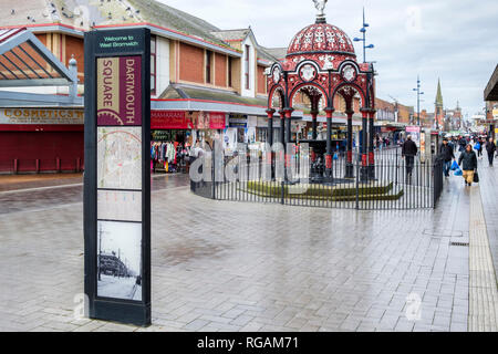 Dartmouth Square e il Elizabeth Farley fontana commemorativa, High Street, West Bromwich Town Center, West Midlands, England, Regno Unito Foto Stock