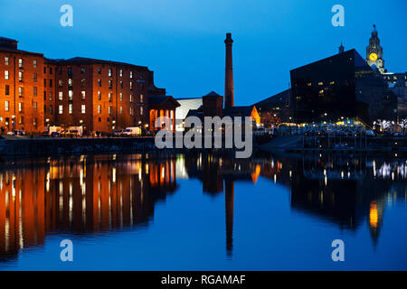 Edifici del Royal Albert Dock si riflettono nei Salthouse dock di Liverpool, in Inghilterra. Il dock sul fiume Mersey è il più antico di Liverpool. Foto Stock
