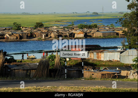 ZAMBIA Barotseland Mongu, Mulamba porto di fiume Zambesi golena / Zambia Barotseland , Stadt Mongu , Hafen Mulamba in der Flutebene des Fluss Zambesi Foto Stock