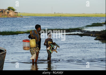 ZAMBIA Barotseland Mongu, Mulamba porto di fiume Zambesi golena / Zambia Barotseland , Stadt Mongu , Hafen Mulamba in der Flutebene des Fluss Zambesi Foto Stock