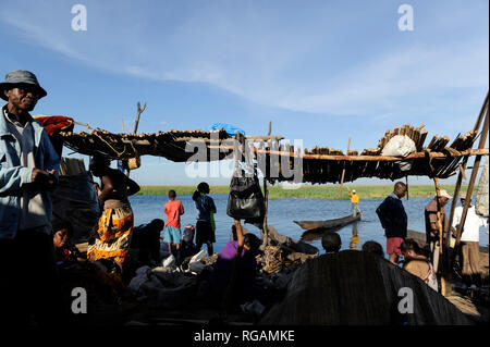 ZAMBIA Barotseland Mongu, Mulamba porto di fiume Zambesi floodplain / Zambia Barotseland , Stadt Mongu , Hafen Mulamba in der Flutebene des Fluss Zambesi Foto Stock