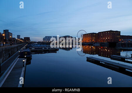 Il Atlantic Pavilion e gli edifici della Royal Albert Dock si riflettono nei Salthouse dock di Liverpool, in Inghilterra. Foto Stock
