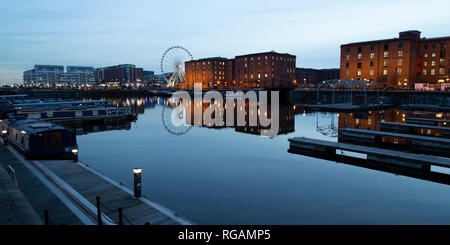 Il Atlantic Pavilion e gli edifici della Royal Albert Dock si riflettono nei Salthouse dock di Liverpool, in Inghilterra. Foto Stock