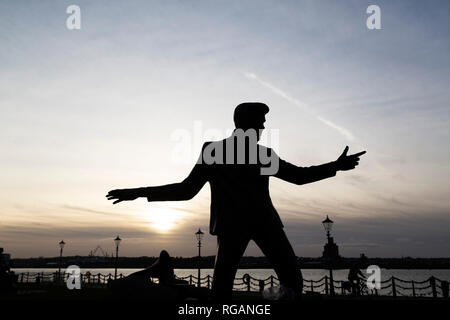 Statua di Billy Fury sul lungomare di Liverpool, in Inghilterra. La scultura è di Tom Murphy. Foto Stock