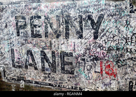 Penny Lane a Liverpool, in Inghilterra. Il cartello stradale è una delle tappe del Beatles-relative visite guidate della città. Foto Stock