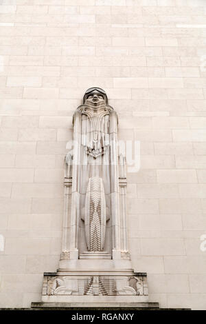 Art Deco scultura su Georges edificio dock di Liverpool, in Inghilterra. L edificio è stato costruito come parte del Mersey Tunnel (Queensway Tunnel). Foto Stock