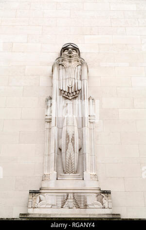 Art Deco scultura su Georges edificio dock di Liverpool, in Inghilterra. L edificio è stato costruito come parte del Mersey Tunnel (Queensway Tunnel). Foto Stock