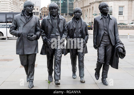 I Beatles statua sulla testa del molo di Liverpool, in Inghilterra. Foto Stock