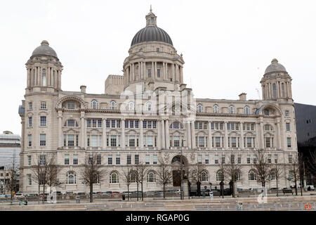 Il porto di Liverpool Building di Liverpool, in Inghilterra. L'edificio sorge su teh Pier Head ed è uno degli edifici noti come le tre Grazie. Foto Stock