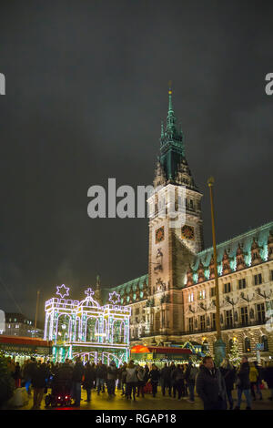 Amburgo, Germania - 14 dicembre 2018: affollato piazza centrale di Amburgo con il mercatino di Natale vicino al municipio Foto Stock