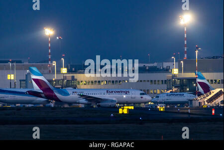 Aeroporto internazionale di Duesseldorf, DUS, Germania, Eurowings e Lufthansa, aerei al terminale, Foto Stock