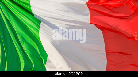 Tricolore (tre colori) Italiano bandiera nazionale che fluttua nel vento come sfondo Foto Stock