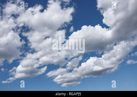 White cirrus nuvole sul cielo blu Foto Stock