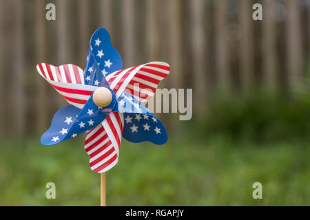 Una chiusura bokeh foto di una girandola con la bandiera americana a stelle e strisce pattern. Foto Stock