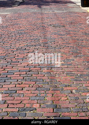 Vecchia Guardia ciottolo o mattone strada strada o noto anche come lastricatori a Montgomery in Alabama, Stati Uniti d'America. Foto Stock