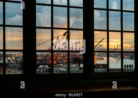 SEATTLE, NELLO STATO DI WASHINGTON - Gennaio 2019 - vista sullo skyline di Seattle al tramonto, affacciato sulla Baia di Elliot, Puget Sound a Seattle, Washington, Stati Uniti d'America in Foto Stock