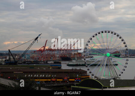 SEATTLE, NELLO STATO DI WASHINGTON - Gennaio 2019 - vista sullo skyline di Seattle al tramonto, affacciato sulla Baia di Elliot, Puget Sound a Seattle, Washington, Stati Uniti d'America in Foto Stock