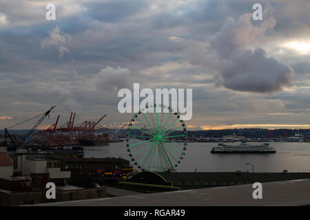 SEATTLE, NELLO STATO DI WASHINGTON - Gennaio 2019 - vista sullo skyline di Seattle al tramonto, affacciato sulla Baia di Elliot, Puget Sound a Seattle, Washington, Stati Uniti d'America in Foto Stock