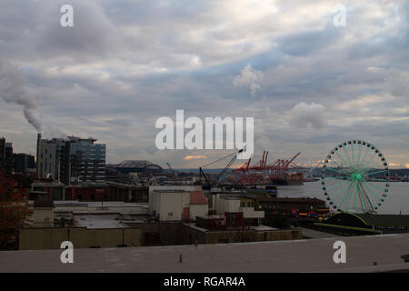 SEATTLE, NELLO STATO DI WASHINGTON - Gennaio 2019 - vista sullo skyline di Seattle al tramonto, affacciato sulla Baia di Elliot, Puget Sound a Seattle, Washington, Stati Uniti d'America in Foto Stock