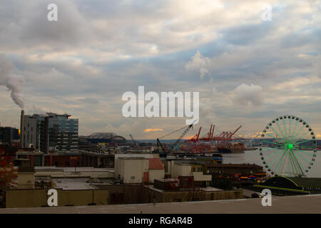 SEATTLE, NELLO STATO DI WASHINGTON - Gennaio 2019 - vista sullo skyline di Seattle al tramonto, affacciato sulla Baia di Elliot, Puget Sound a Seattle, Washington, Stati Uniti d'America in Foto Stock