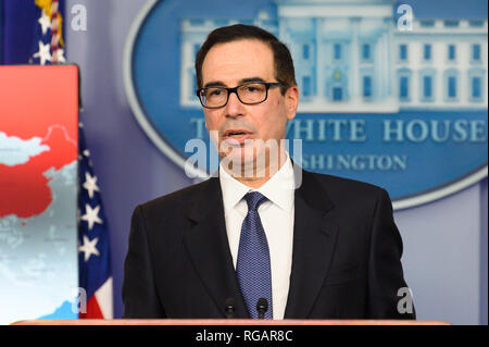 Steven Mnuchin, Stati Uniti Segretario del Tesoro, nella Casa Bianca Press Briefing Room alla Casa Bianca di Washington, DC. Foto Stock