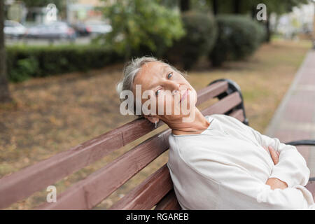 Ritratto di donna senior relax su un banco di lavoro Foto Stock