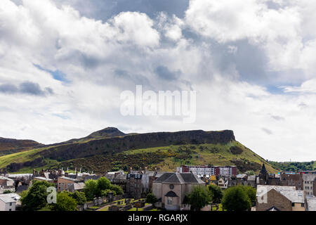 Gran Bretagna, Scozia, Edimburgo, vista da Calton Hill a Salisbury Crags e Arthurâ€™s sede Foto Stock