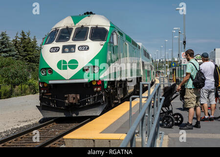 Andare tirando il treno nella stazione in acero, GTA, Ontario Foto Stock