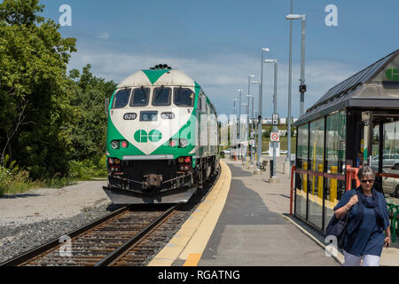 Vai treno che entra nella stazione di Maple, Greater Toronto, Ontario Foto Stock