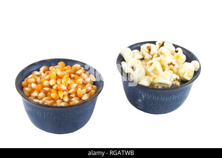 Ciotole di popcorn organico non schioccato e schioccato su uno sfondo bianco Foto Stock