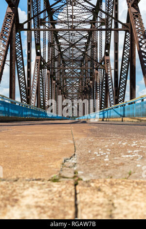 La vecchia catena di rocce si estende a ponte tra il Missouri e Illinois ed è parte della storica Route 66. Foto Stock