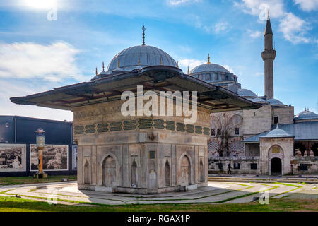 Tophane, fontana del xviii secolo di acqua pubblica fontana costruita dal sultano ottomano Mahmud I e la Moschea Nusretiye, Istanbul, Turchia Foto Stock